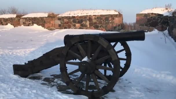 Helsinki, Finlandia, Un edificio cubierto de nieve — Vídeos de Stock