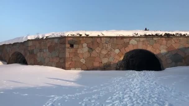 Helsinki, Finnland, Ein schneebedecktes Gebäude — Stockvideo