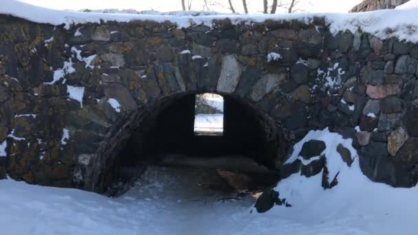 Helsinki, Finlandia, Una pila de nieve — Vídeo de stock