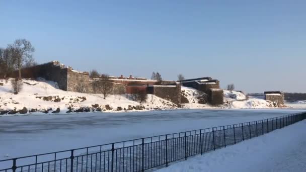 Helsinki, Finlandia, Un primo piano di un volto mans con recinzione nella neve — Video Stock