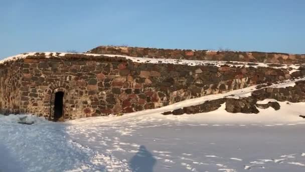 Helsinki, Finlandia, Un edificio cubierto de nieve — Vídeo de stock