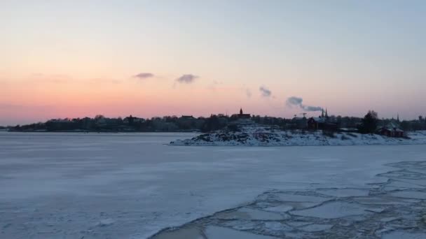 Helsinki, Finlandia, Un segno sopra un specchio d'acqua — Video Stock