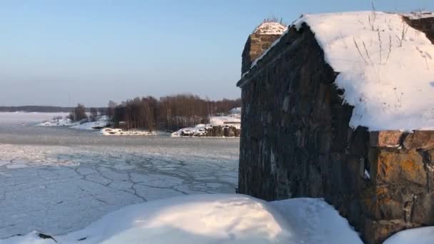 Helsinki, Finlandia, Un edificio cubierto de nieve — Vídeo de stock