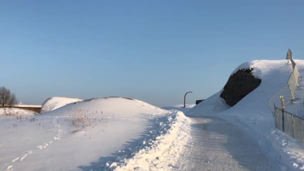 Helsinki, Finlandia, Zbliżenie stoku pokrytego śniegiem — Wideo stockowe