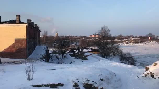 Helsinki, Finlandia, Un edificio innevato — Video Stock