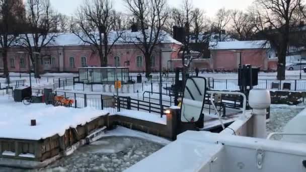 Helsinki, Finlandiya, Karla kaplı bir bina — Stok video