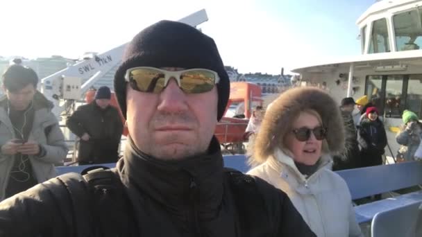 Helsinky, Finsko, 20. února 2017: Pár lidí, kteří nosí sluneční brýle — Stock video