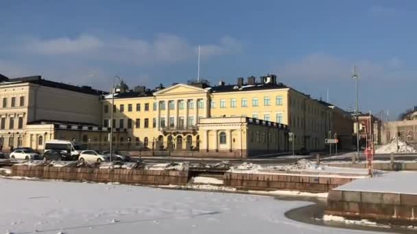 Helsinki, Finnország, Egy nagy épület — Stock videók