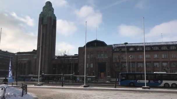 芬兰赫尔辛基，一列火车停在一座建筑物的一侧 — 图库视频影像