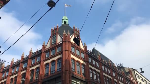 Helsinki, Finlandia, Un reloj en el lado de un edificio — Vídeo de stock