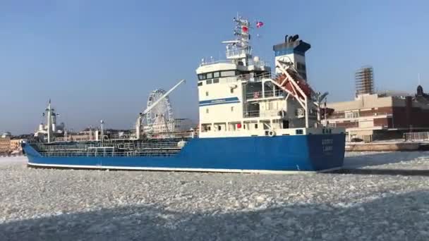 Helsinki, Finnland, Ein großes Schiff im Wasser — Stockvideo