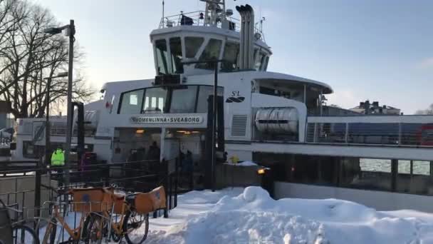 Helsinki, Finlande, Un train couvert de neige — Video