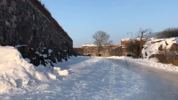 Helsinky, Finsko, budova pokrytá sněhem — Stock video