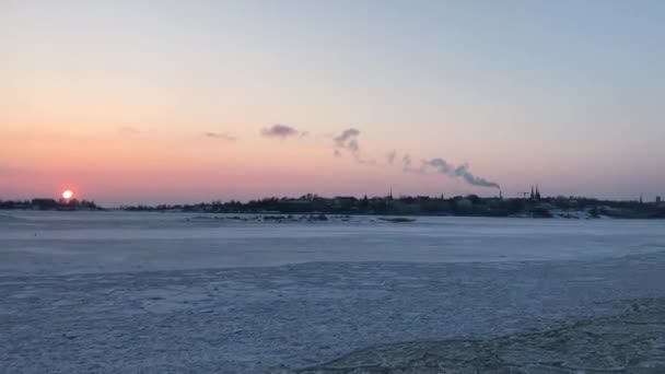 Helsinki, Finnland, Ein Schild über einem Gewässer — Stockvideo