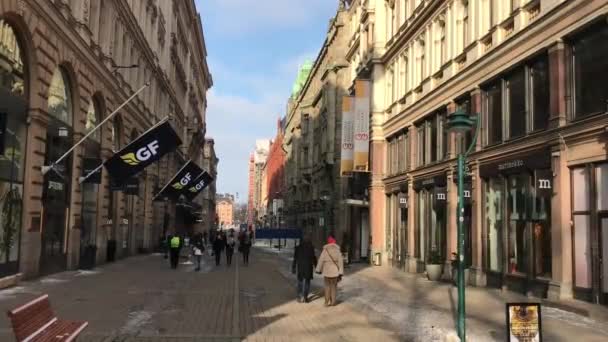 Helsinki, Finlandia, Grupa ludzi spacerujących ulicą miejską — Wideo stockowe