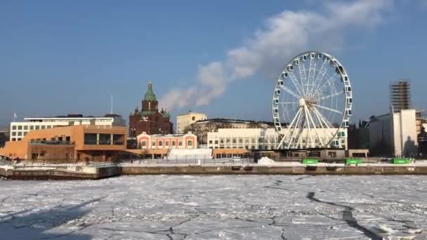 Helsinki, Finland, Een groot schip in een watermassa — Stockvideo