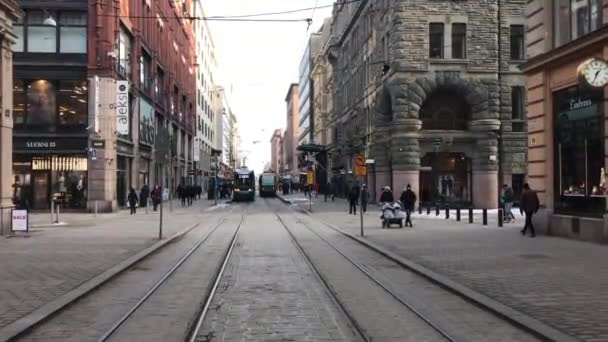 Helsinki, Finlande, Une scène de rue avec l'accent sur le côté d'un bâtiment — Video