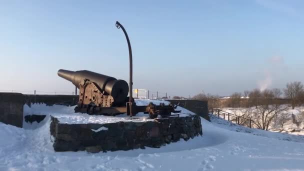Helsinki, Finland, Een met sneeuw bedekte trein — Stockvideo