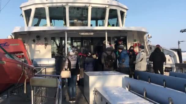 Helsinki, Finland, 20 februari 2017: Een groep mensen op een boot — Stockvideo