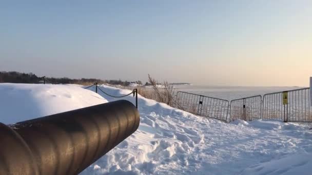 Helsinki, Finlandia, menutup wajah seorang pria dengan pagar di salju — Stok Video