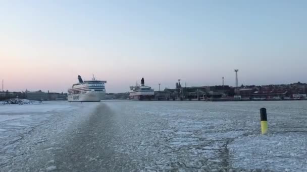 Helsinki, Finlandia, Una gran masa de agua — Vídeo de stock