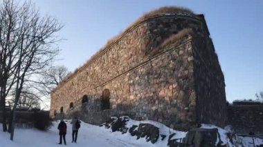 Helsinki, Finlandiya, 20 Şubat 2017: Bir grup insan karda yürüyor