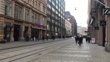 Helsinki, Finlandiya, 20 Şubat 2017: Şehir caddesinde yürüyen bir grup insan