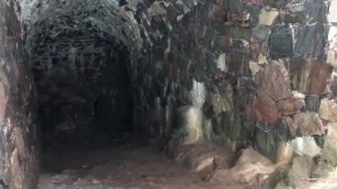 Helsinki, Finlandiya 'da kaya üzerinde tabela olan bir taş bina