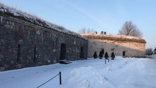 Helsinki, Finland, Een gebouw bedekt met sneeuw — Stockvideo