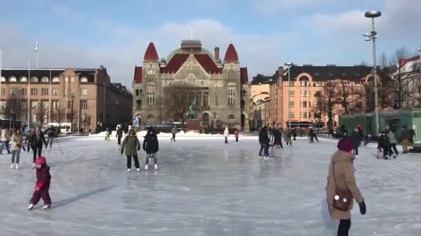 Helsinki, Finlandia, 20 de febrero de 2017: Un grupo de personas caminando en la nieve — Vídeo de stock