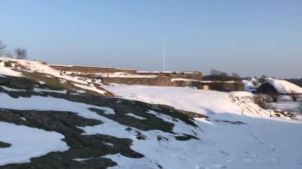 Helsinki, Finland, Een besneeuwd veld — Stockvideo