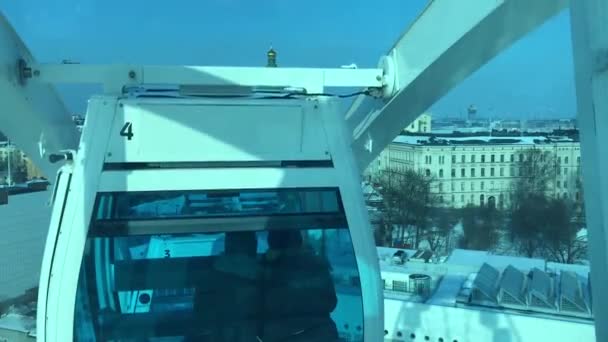Helsinki, Finnország, Egy teherautó parkol egy épület oldalán. — Stock videók
