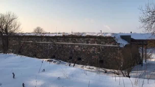 Helsinki, Finland, Een gebouw bedekt met sneeuw — Stockvideo