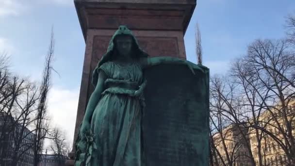 Helsingfors, Republiken Finland, Staty av en person — Stockvideo