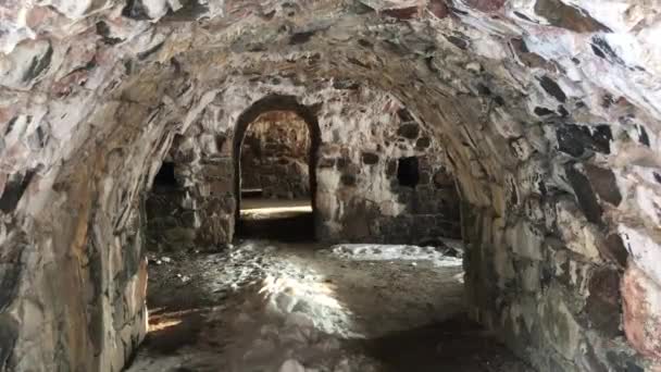 Helsinki, Finlandia, Un edificio de piedra que tiene una pared de roca — Vídeo de stock