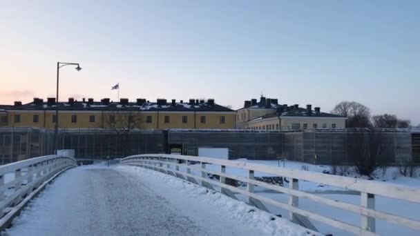 Helsinki, Finlandiya, Karla kaplı bir köprü — Stok video