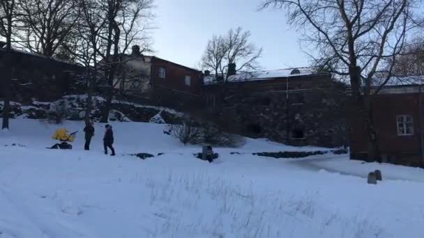 Helsinki, Finlandia, Dom pokryty śniegiem — Wideo stockowe