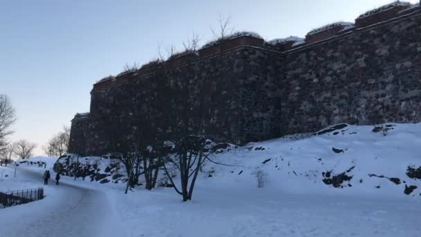 Helsinki, Finlandia, Un edificio cubierto de nieve — Vídeo de stock