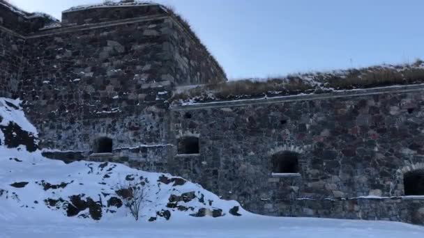 Helsinki, Finland, Een gebouw bedekt met sneeuw — Stockvideo