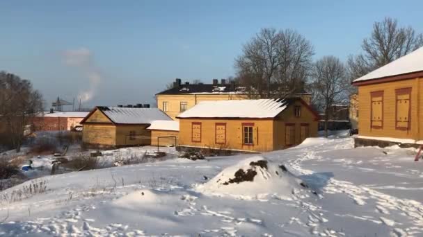 Helsinki, Finlandia, Una casa ricoperta di neve — Video Stock
