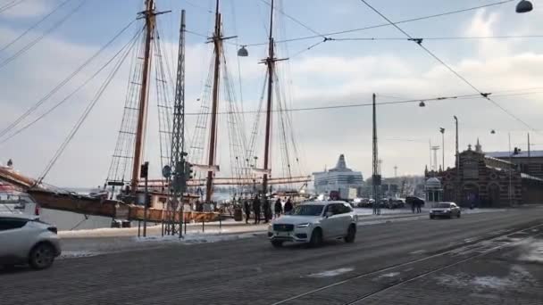 Helsinki, Finlande, Un bateau garé sur le bord d'une route — Video