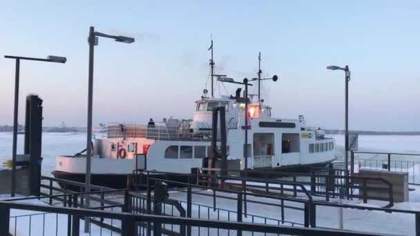 Helsinki, Finland, Een boot ligt aangemeerd naast een plas water — Stockvideo