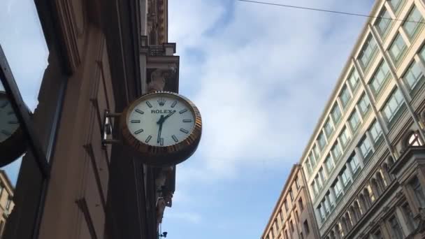 Helsinki, Finnország, Egy óra lóg az épület oldalán — Stock videók