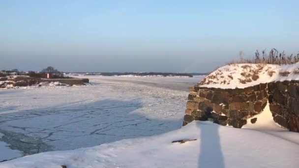 Helsinki, Finlandia, Un cartello coperto di neve — Video Stock