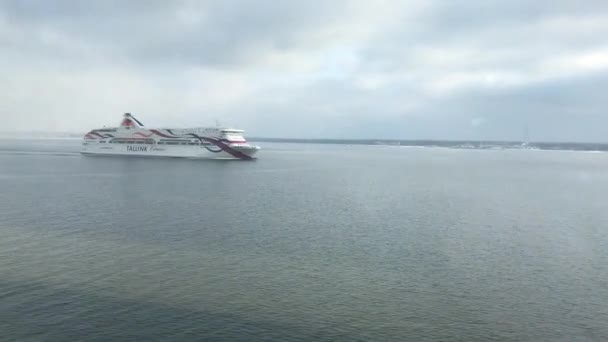 Helsinki, Finlandiya, Su üzerinde bir tekne — Stok video