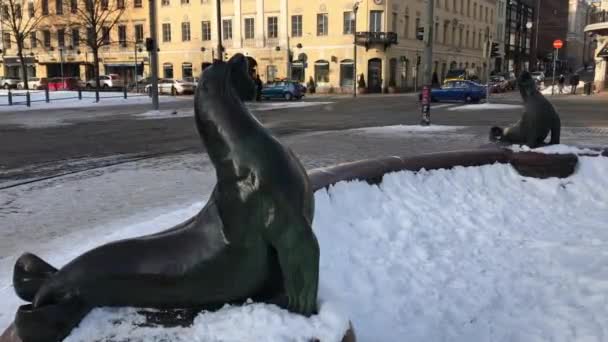 Helsinki, Finnland, Eine Bärenstatue im Schnee — Stockvideo