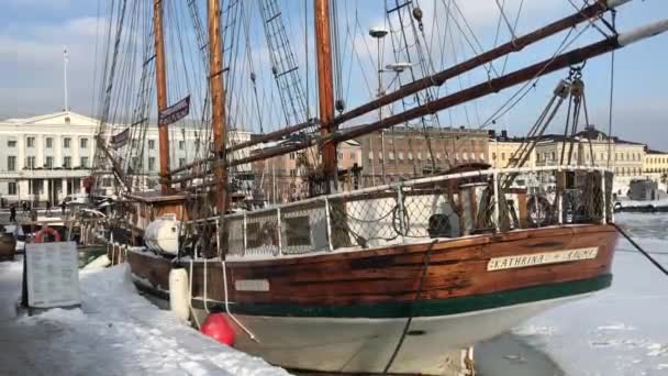 Helsinki, Finnland, Ein Boot liegt neben einem Gewässer — Stockvideo