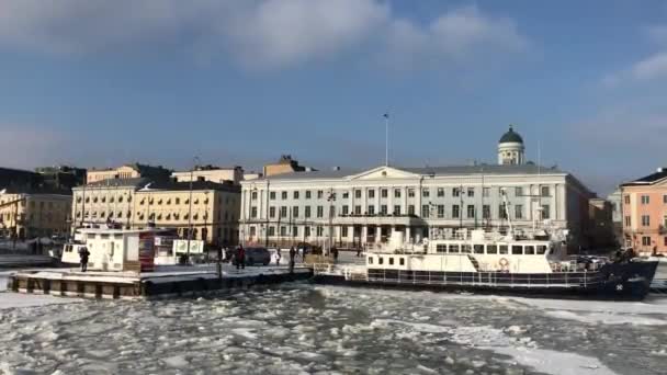 Гельсінкі (Фінляндія) - великий корабель у воді з містом на задньому плані. — стокове відео