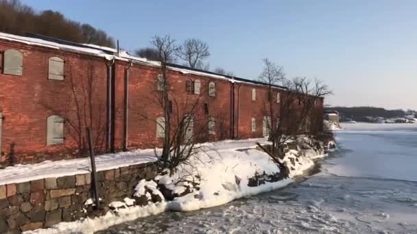 Helsinki, Finlandiya, karla kaplı büyük bir tuğla bina — Stok video