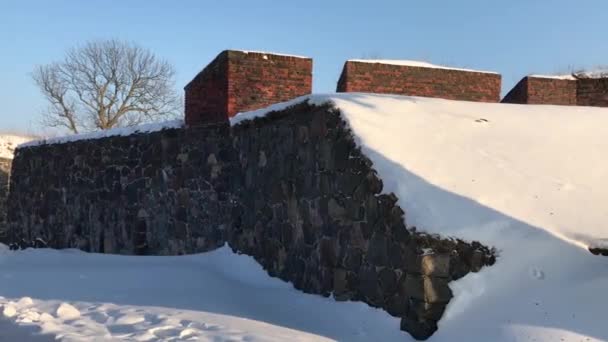 Helsinky, Finsko, budova se sněhem na zemi — Stock video